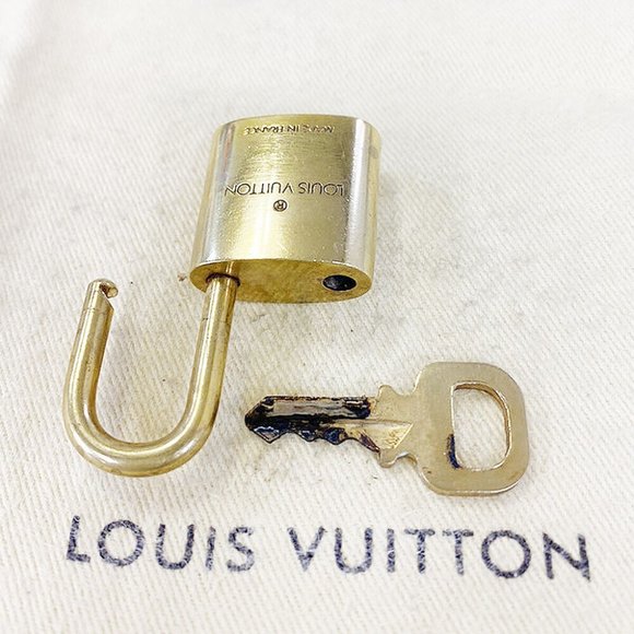 Authentic LOUIS VUITTON LV 10 SET PADLOCK CADENA KEY BAG CHARM GOLD PLATED - Picture 3 of 4